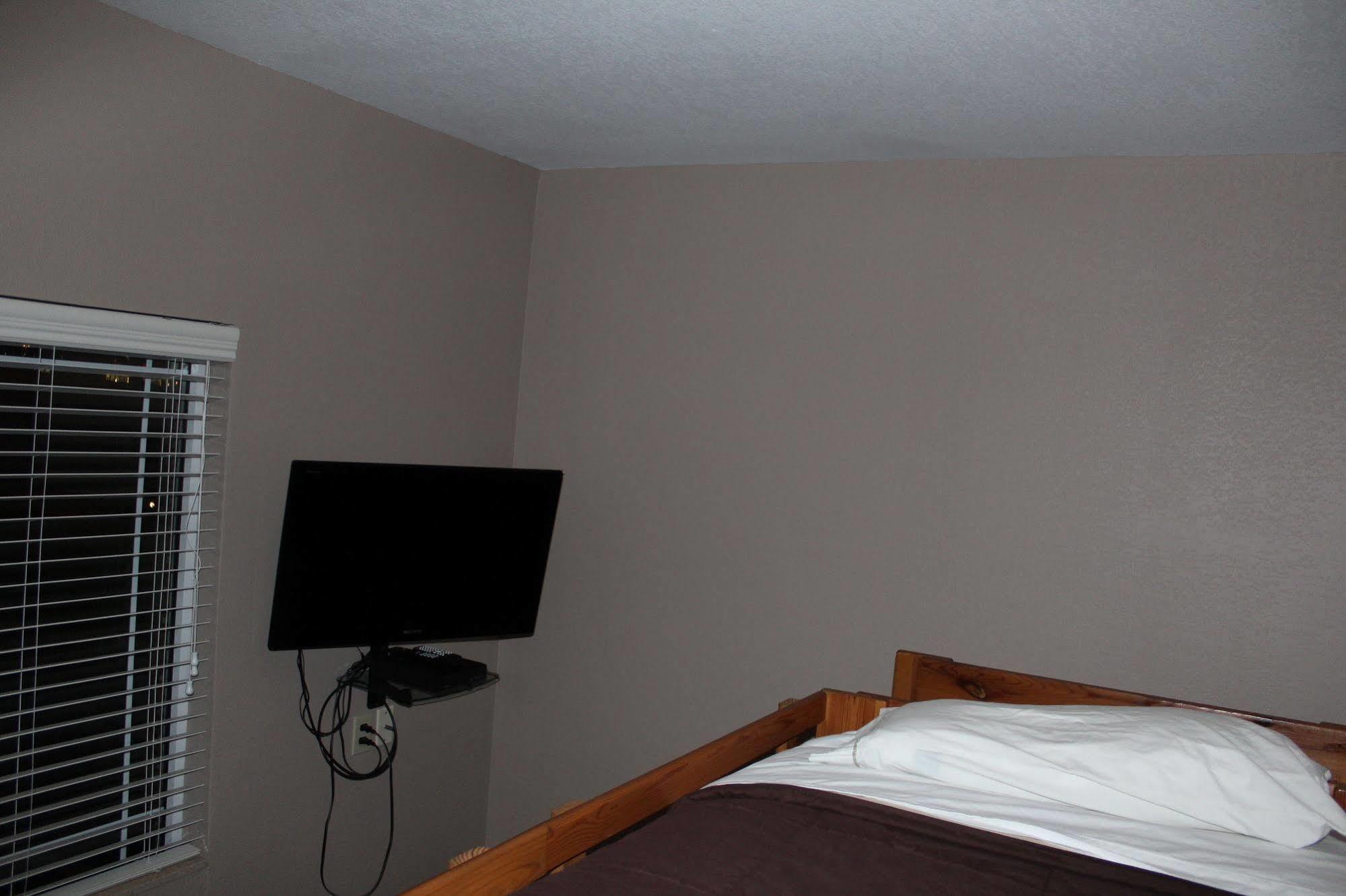 Bell'S Extended Stay And Suites Saint Robert Exterior photo